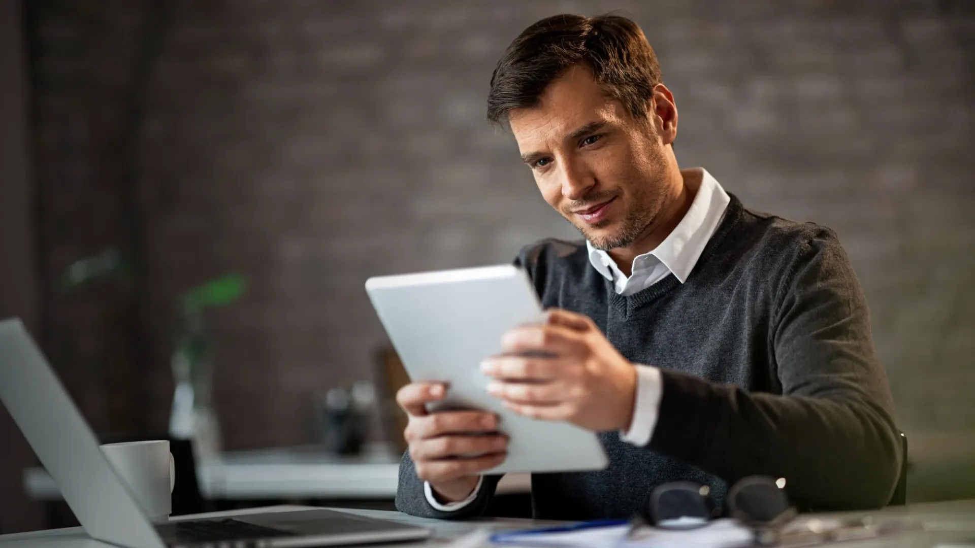 Équipe commerciale utilisant un ERP pour suivre les ventes et gérer les affaires efficacement