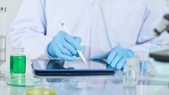 Centralisez vos échantillons, planifiez et suivez les analyses, gérez les résultats et assurez la traçabilité complète pour garantir la qualité et la conformité réglementaire.