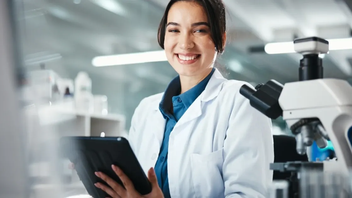 Technicien préparant une formule industrielle avec pesée précise des ingrédients et contrôle des matières premières