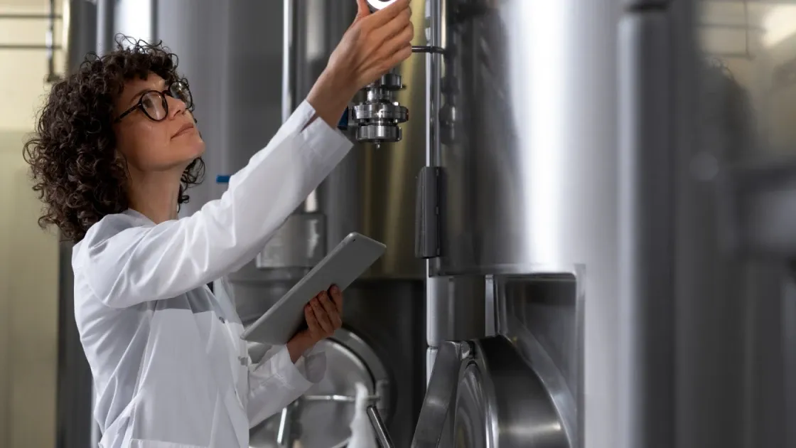 Une interface intuitive orientée opérateur et décision qui centralise le suivi des ordres de fabrication, la collecte de données, les alertes et les KPI de production